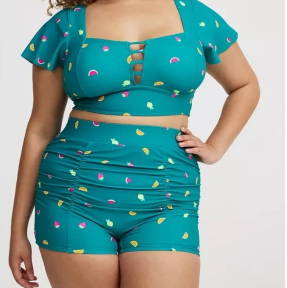 NWOT TORRID SET TOP AND BOTTOMS   Teal Fruit Print  Size 1